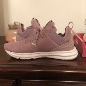Tennis shoes
